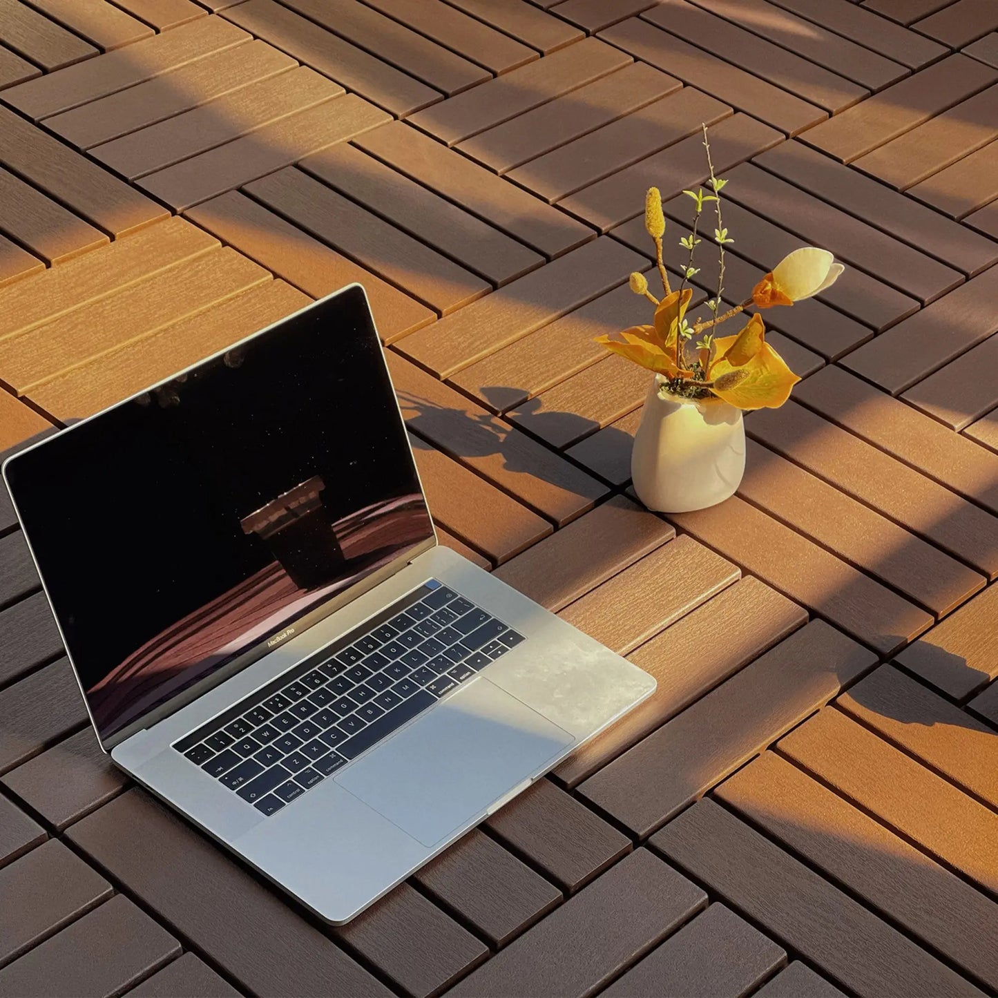 44 Pack Wood grain Interlocking Patio Deck